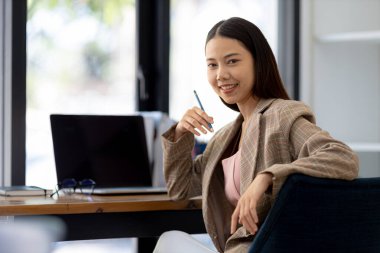 Güzel Asyalı kadın, yeni nesil girişimlere önderlik eden bir iş kadını, iş dünyasında güven ve istikrar oluşturmak için bir iş planı yürüten ve yöneten bir kadın, kadın güdümlü iş konsepti..