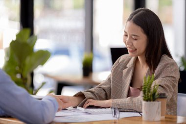 Beyaz kağıtları inceleyen ve konuşan iki kişi beyin fırtınası ve uygulama planlarını tartışıyor, bir girişim kurmak için ortaklık kuruyorlar. Girişim şirketinin yönetim konsepti.