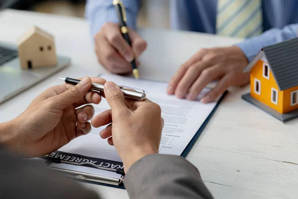 Dipendente Della Società Noleggio Sta Discutendo Dettagli Prima Che Cliente — Foto Stock