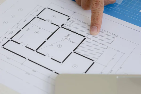 Architect Wijzend Naar Bouwplannen Voor Herziening Montage Ontwerpen Architecteningenieurs Huizen — Stockfoto