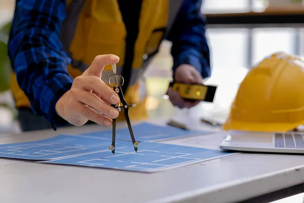 Architecten Maken Met Kompassen Gebruik Van Bouwplannen Voor Montage Architecteningenieurs — Stockfoto