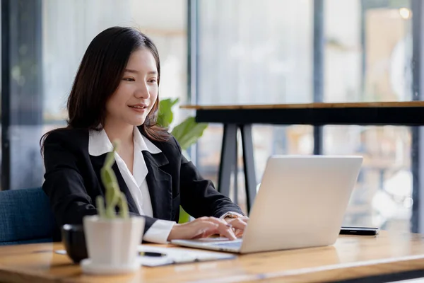 Beautiful Asian Young Woman Looking Information Laptop Concept Image Asian — Stok fotoğraf