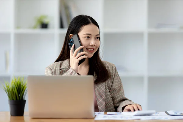 Asian Woman Talking Phone She Salesperson Startup Company She Calling — ストック写真