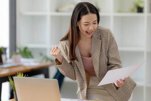 女性のジェスチャーと文書を見て ビジネスの女性は 会社の毎月の販売をチェックし 販売がポリシーに従って計画された目標を満たすように幸せに振舞う 営業管理の考え方 — ストック写真