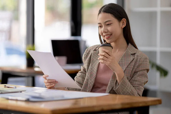 Beautiful Asian Businesswoman Sitting Her Private Office She Checking Company — Stockfoto