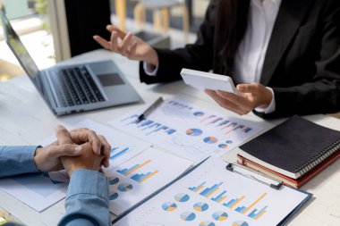 Girişimci bir şirketin atmosfer beyin fırtınası oturumu, şirketin yönetim ve mali büyümesini planlama amaçlı bir toplantıya iki kurucu katıldı. Yönetim girişimi şirket kavramı.