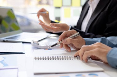 Girişimci bir şirketin atmosfer beyin fırtınası oturumu, şirketin yönetim ve mali büyümesini planlama amaçlı bir toplantıya iki kurucu katıldı. Yönetim girişimi şirket kavramı.