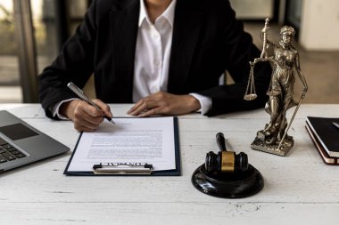 Masadaki avukat masası adalet tanrıçası olan Themis 'in heykeli ve adaletin çekicidir. Avukatlar sık sık onu adaletin sembolü olarak överler. Hukuk ve adalet kavramı.