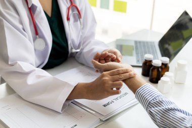 Semptomatik tedavi için doktor ve hastaların muayene ettiği, teşhis koyduğu ve reçete yazdığı bir hastanede muayene odası atmosferi. Hastalık teşhisi.
