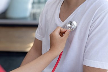 Doktorlar hastanın kalp atışlarını, fiziksel muayenesini ve sağlık bakımını kontrol etmek için steteskop kullanıyorlar. Böylece hemen tedavi edilebilir. Fiziksel muayene kavramı