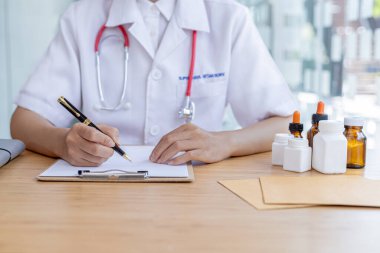 Eczacılar, hastalara semptomlarına göre ilaç vermek için doktorların reçeteli ilaçlarını ve kayıtlarını tutuyorlar. Hastalara uyuşturucu satma kavramı.