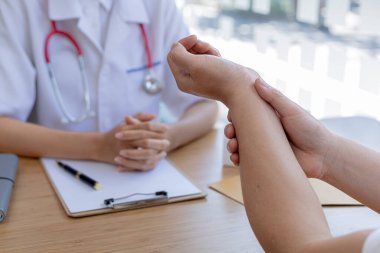 Semptomatik tedavi için doktor ve hastaların muayene ettiği, teşhis koyduğu ve reçete yazdığı bir hastanede muayene odası atmosferi. Hastalık teşhisi.