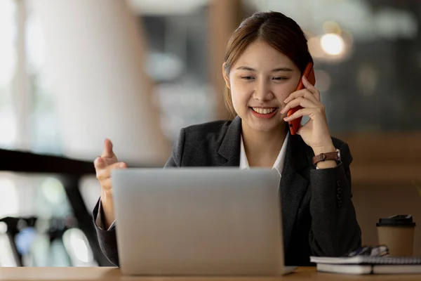 Telefonda Konuşan Asyalı Bir Kadın Bir Girişim Şirketinde Satış Elemanı — Stok fotoğraf