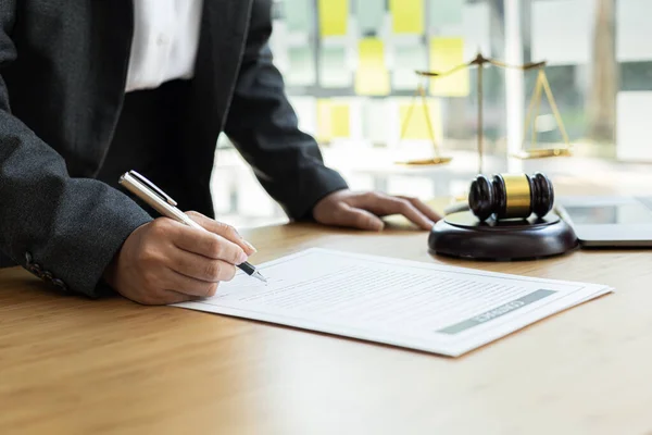 Advogados Estão Revisando Documentos Contrato Para Cliente Que Cliente Entrou — Fotografia de Stock