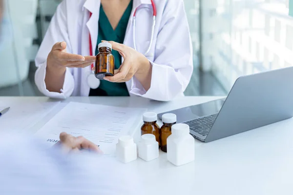 Los Farmacéuticos Recomiendan Medicamentos Los Pacientes Después Ser Examinados Diagnosticados — Foto de Stock