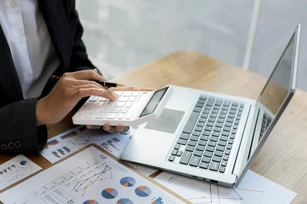 Businessman Using Calculator Calculate Numbers Company Financial Documents Analyzing Historical — Stockfoto