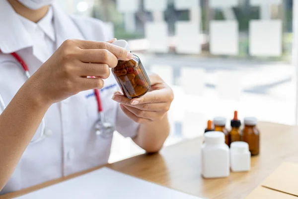 Farmacia Está Sosteniendo Una Botella Profesional Salud Pública Con Mayor — Foto de Stock