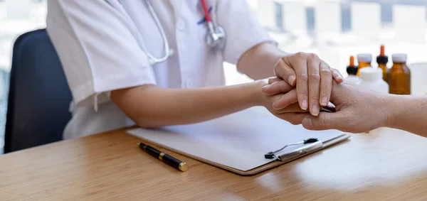 Doctor Shook Hands Encourage Patient Informing Results Examination Informing Patients — Stock Photo, Image