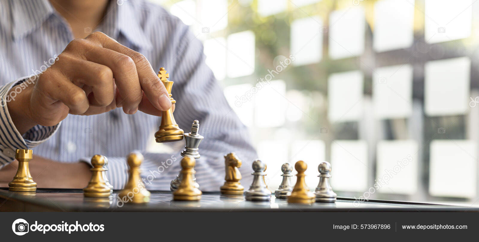 Pessoa Jogando Xadrez No Tabuleiro De Jogos Modelo Imagem Com