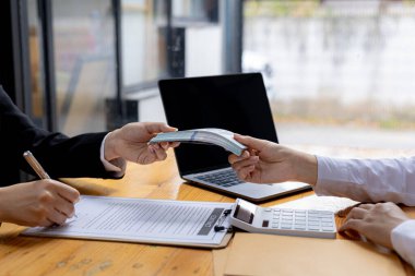 İki kişi yozlaşmış davranışlar sergiliyor, ortak iş ortakları ve karşılıklı fayda için rüşvet almak üzere sözleşmeler imzalıyorlar. Ticari dolandırıcılık ve rüşvet kavramı yasadışıdır..