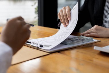 İki kişi yozlaşmış davranışlar sergiliyor, ortak iş ortakları ve karşılıklı fayda için rüşvet almak üzere sözleşmeler imzalıyorlar. Ticari dolandırıcılık ve rüşvet kavramı yasadışıdır..