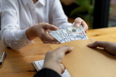 İki kişi yozlaşmış davranışlar sergiliyor, ortak iş ortakları ve karşılıklı fayda için rüşvet almak üzere sözleşmeler imzalıyorlar. Ticari dolandırıcılık ve rüşvet kavramı yasadışıdır..