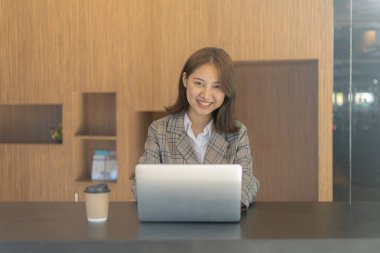 Ofiste güzel bir Asyalı kadının portresi, Asyalı bir iş kadınının konsept görüntüsü, modern kadın yönetici, girişimci iş kadını, iş kadını.