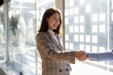 İş adamları el sıkışarak bir girişim kuruyor, el sıkışmak Batılı bir selamlama veya tebrik şeklidir. Genç iş adamları girişimlerde bulunuyor ve giderek yükseliyorlar. Başlangıç fikri.