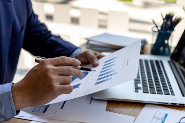 İşadamları, sorunları analiz etmek ve bilgiyi bir ortakla toplantıya getirmeden önce çözüm bulmak için şirketin mali belgelerine bakıyorlar. Mali konsept.