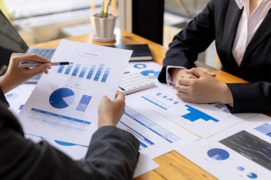 Ofiste iki işadamı bir araya geliyor, finans ve mali yönetim konusunu görüşüyorlar, şirket ortakları. Yeni başlayan şirketler için finansal yönetim kavramı.