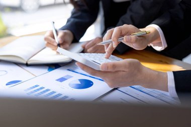 Yöneticiler ve yöneticiler bir konferans odasında toplanıyorlar, masanın üzerinde şirketin mali durumu hakkında bazı belgeler var, yöneticiler yönetim ile mali bilgileri tartışıyor..