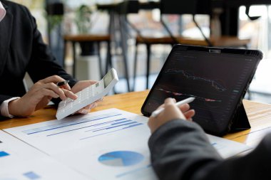 İki borsa yatırımcısı borsa analizleri, kripto para birimi yatırımları, grafik analizleri ve hisse senetlerinde kâr elde etmek için göstergeler üzerinde beyin fırtınası yapıyor. yatırım fikri