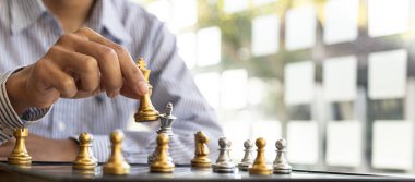 Satranç tahtası oyunu oynayan kişi, iş adamı konsepti imajı ticari rekabet ve risk yönetimi gibi satranç taşları tutan, iş stratejileri planlayan rakiplerini yenmek için iş stratejileri.