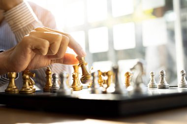 Satranç tahtası oyunu oynayan kişi, iş adamı konsepti imajı ticari rekabet ve risk yönetimi gibi satranç taşları tutan, iş stratejileri planlayan rakiplerini yenmek için iş stratejileri.