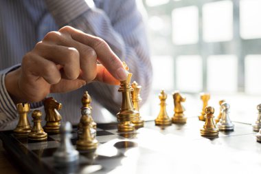 Satranç tahtası oyunu oynayan kişi, iş adamı konsepti imajı ticari rekabet ve risk yönetimi gibi satranç taşları tutan, iş stratejileri planlayan rakiplerini yenmek için iş stratejileri.