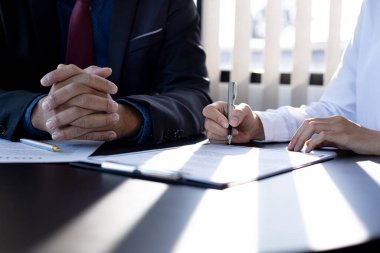 Ev sigortası satıcısı ve müşteri sigorta şirketiyle şartları ve faydaları kabul eden bir sigorta anlaşması imzalıyorlar. Ev ve emlak sigortası kavramı.