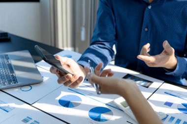 Satış departmanı bunu bölüm müdürüne götürmek için aylık bir toplantı yapıyor. Müdüre götürmeden önce hazırlanan belgelerin doğruluğunu kontrol ediyorlar.