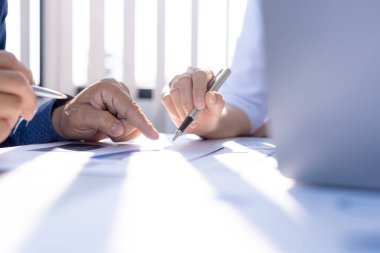 Satış departmanı bunu bölüm müdürüne götürmek için aylık bir toplantı yapıyor. Müdüre götürmeden önce hazırlanan belgelerin doğruluğunu kontrol ediyorlar.