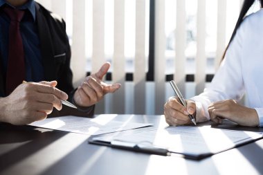 Ev sigortası satıcısı ve müşteri sigorta şirketiyle şartları ve faydaları kabul eden bir sigorta anlaşması imzalıyorlar. Ev ve emlak sigortası kavramı.