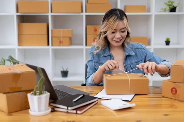 Asian Woman Tying Parcel Customer Box She Owns Online Store — Φωτογραφία Αρχείου