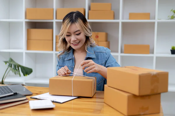 Asian Woman Tying Parcel Customer Box She Owns Online Store — Φωτογραφία Αρχείου