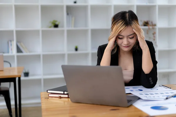 Una Mujer Negocios Tiene Dolor Cabeza Después Trabajar Delante Computadora — Foto de Stock