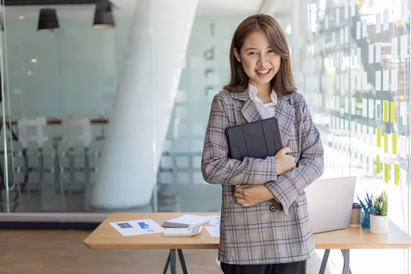 办公室里一个年轻貌美的亚洲女人的画像 亚洲女商人 现代女执行官 创业女商人 商界领袖女商人的形象 — 图库照片