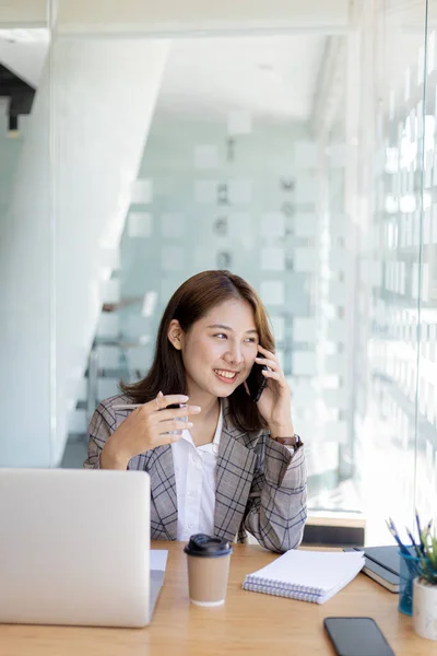 Asian Woman Talking Phone She Salesperson Startup Company She Calling — Stok fotoğraf