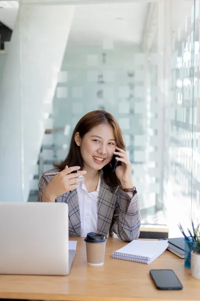 Asian Woman Talking Phone She Salesperson Startup Company She Calling — ストック写真