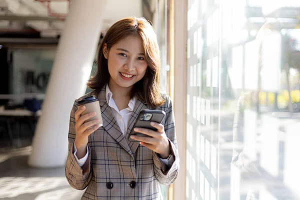 Kvinna Som Spelar Mobiltelefon Vid Fönstret Ung Affärskvinna Och Ung — Stockfoto