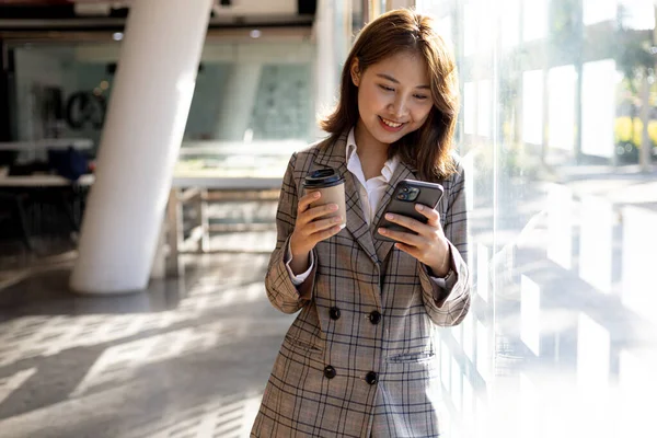 Kvinna Som Spelar Mobiltelefon Vid Fönstret Ung Affärskvinna Och Ung — Stockfoto