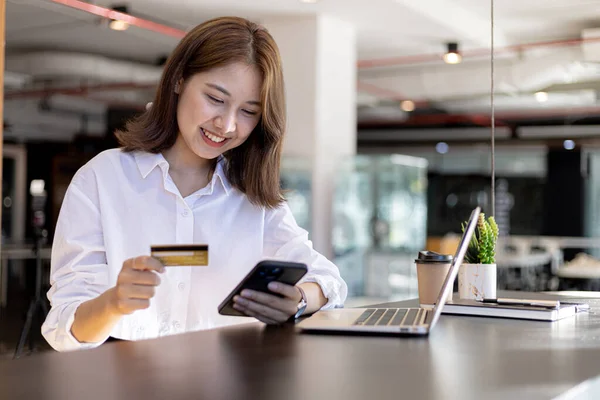 휴대폰 카드를 계산대에 여성은 스마트폰으로 온라인 쇼핑을 카드로 서비스에 비용을 — 스톡 사진
