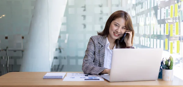 Asian Woman Talking Phone She Salesperson Startup Company She Calling — ストック写真