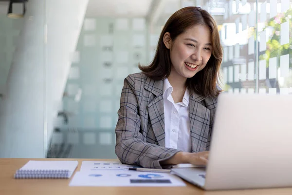 Businesswoman Checking Company Financial Documents Using Laptop Talk Chief Financial — Foto de Stock